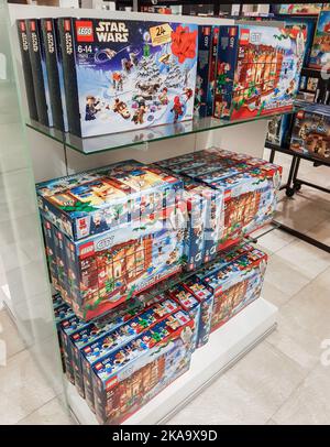 Berlin, Deutschland, Oktober 2019: Große Schachteln mit LEGO Adventskalendern mit Figuren und Teilen und Blöcken im Inneren zum Thema Star Wars und die ?ity. S Stockfoto