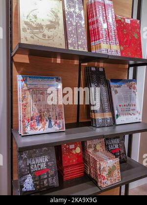 Berlin, Deutschland, Oktober 2019: Eine Vielzahl von Adventskalender mit Marzipan-Bonbons von Niederegger im Regal im Laden. Stockfoto