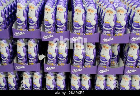 Moskau, Russland, November 2020: Nahaufnahme einer Menge Schokolade, die den Weihnachtsmann Milka in Violett winkelte. Stockfoto