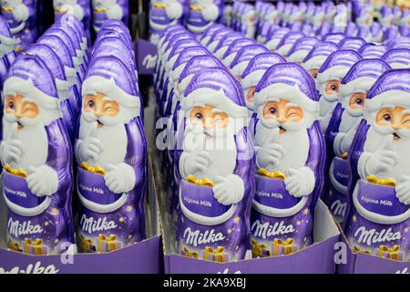 Moskau, Russland, November 2020: Nahaufnahme einer Menge Schokolade, die den Weihnachtsmann Milka in Violett winkelte. Stockfoto