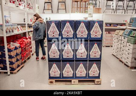 Moskau, Russland, September 2019: Ein Kunde schaut sich die Waren in den Regalen an, in der Mitte der Ladenhalle - Schachteln mit einem Schokoladen-Adventskalender Stockfoto