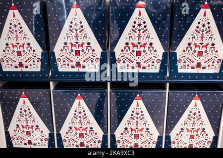 Moskau, Russland, September 2019: Schachteln mit Schokolade-Adventskalender im IKEA-Store. Stockfoto