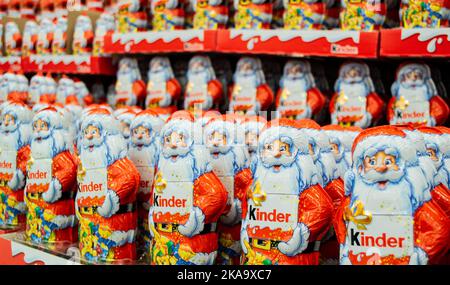 Moskau, Russland, November 2020: Viele Schokoladen-Weihnachtsklauseln von Kinder im knalligen orange-roten Outfit mit Logo. Stockfoto