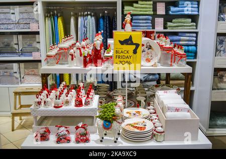 Moskau, Russland, November 2019: Verkauf im Geschäft mit Haushaltswaren: Geschirr, Weihnachtsschmuck, Innendekoration, Schwarzer freitag Stockfoto