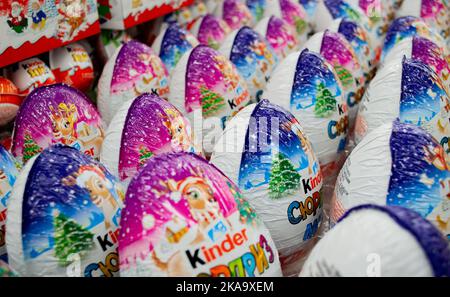 Moskau, Russland, November 2020: Nahaufnahme vieler Kinder Überraschungs-Schokoladeneier in Weihnachtsverpackung mit Rentieren. Stockfoto