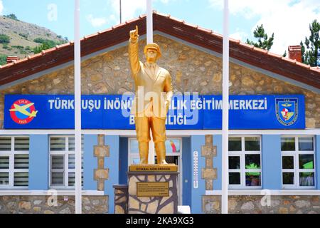 Bronzestatue von M. Kemal Atatürk, vor dem Flugzentrum in Eskisehir Türkei Stockfoto