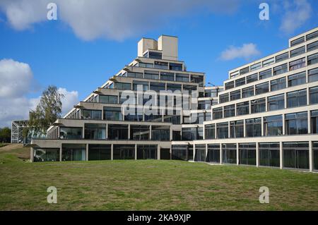 Studentenwohnungen, bekannt als die Ziggurats, an der University of East Anglia, Norwich, entworfen von Sir Denys Lasdun im Jahr 1960s Stockfoto