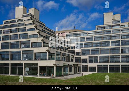 Studentenwohnungen, bekannt als die Ziggurats, an der University of East Anglia, Norwich, entworfen von Sir Denys Lasdun im Jahr 1960s Stockfoto