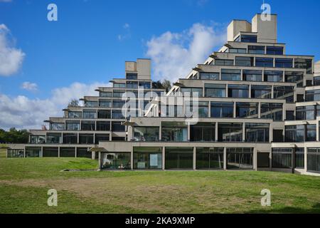 Studentenwohnungen, bekannt als die Ziggurats, an der University of East Anglia, Norwich, entworfen von Sir Denys Lasdun im Jahr 1960s Stockfoto