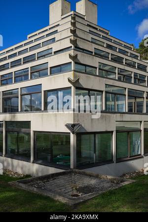 Studentenwohnungen, bekannt als die Ziggurats, an der University of East Anglia, Norwich, entworfen von Sir Denys Lasdun im Jahr 1960s Stockfoto