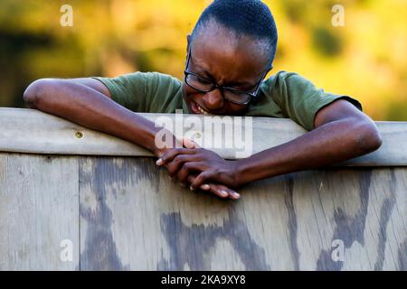 Parris Island, South Carolina, USA. 21. Oktober 2022. Rekruten mit Oscar Company, 4. Rekrut Training Bataillon, manövrieren durch Hindernisse auf dem Vertrauenskurs an Bord des Marine Corps Recruit Depot Parris Island, S.C., Oktober. 20, 2022. Der Vertrauenskurs besteht aus verschiedenen Hindernissen, die Rekruten sowohl körperlich als auch geistig herausfordert. Quelle: Marines/ZUMA Press Wire Service/ZUMAPRESS.com/Alamy Live News Stockfoto