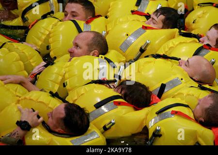 Bremerhaven, Deutschland. 18. Oktober 2022. Soldaten der Combat Aviation Brigade 12. bereiten sich im Rahmen des Dunkertrainings (Helikopter-Überwasser-Überlebenstraining) vom 18. Bis 19. Oktober in Bremerhaven auf ein Rettungsinsel vor. Die Schulung wurde im Trainingszentrum von Relyon Nutec durchgeführt und soll jedem, der auf oder über Wasser reist, beibringen, wie er vor, während und nach dem Eintauchen eines Hubschraubers in Wasser reagieren kann. 12CAB ist ein Team von disziplinierten Kampfprofis, die sich der Ausführung von Präzisionsluftfahroperationen anvertraut haben. Sicherstellen, dass Soldaten erfolgreich Dunkertrainin absolvieren Stockfoto