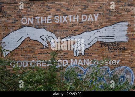 Wandgemälde auf einer Kneipenwand in Manchester mit der Aufschrift „am sechsten Tag, an dem Gott Manchester erschaffen hat“ Stockfoto