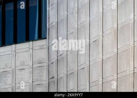 Nykoping, Schweden - 13. Juni 2022: Architektonische Details der Außenwände aus Marmor und Teakholz des modernistischen öffentlichen Gebäudes aus dem Jahr 1960s, Nykoping City Hall Stockfoto