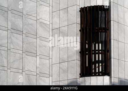 Nykoping, Schweden - 13. Juni 2022: Architektonische Details der Außenwände aus Marmor und Teakholz des modernistischen öffentlichen Gebäudes aus dem Jahr 1960s, Nykoping City Hall Stockfoto