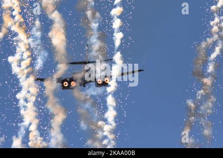 Santa Clara, Kalifornien, USA. 3. Oktober 2022. Der Testflügel 412. startete 419 Flight Test Squadrons B-1B Lancer von der Edwards Air Force Base, Kalifornien, um einen Überflug während des NFL Montagnachtfußballs San Francisco 49ers gegen Los Angeles Rams-Spiels im Levi's Stadium, Oktober 3, durchzuführen. Quelle: U.S. Air Force/ZUMA Press Wire Service/ZUMAPRESS.com/Alamy Live News Stockfoto