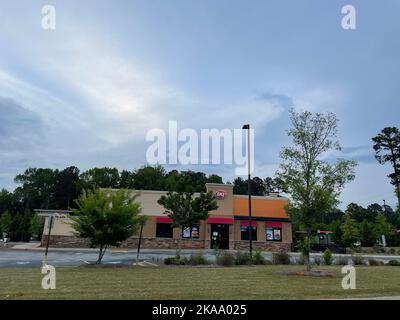 Grovetown, GA USA - 05 04 22: Dairy Queen Fast-Food-Außenansicht aus der Ferne Stockfoto
