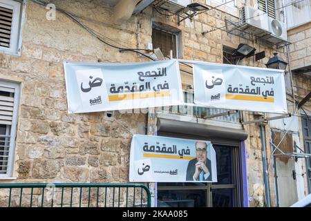 Akko, Israel - 01. November 2022, Wahlplakate mit Kandidaten arabischer Parteien an der Wand des Hauses Stockfoto