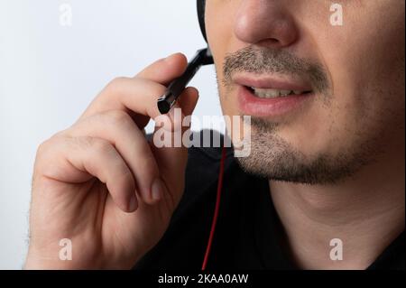 Männlicher Online-Berater halbiert Benutzer isoliert Nahaufnahme Stockfoto