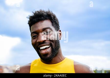 Schwul queer afrikanischen Mann trägt Make-up lächelnd auf Kamera im Freien - Nonbinary und Transgender LGBTQ Community-Konzept Stockfoto