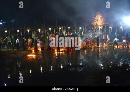 Santiniketan, Indien. 31. Oktober 2022. Chhath puja ist dem sonnengott Surya gewidmet. Das Festival heißt 'Chhath', weil es die Zahl 6 in Hindi oder Nepali bedeutet. Das Fest wird am 6.. Tag des Monats des Hindu-Monats Karthika gefeiert. Chhath Puja ist eines der größten Festivals Indiens. Dieses Fest wird in den meisten Teilen von Bihar, Uttar Pradesh und auch in einigen Teilen von Bengalen gefeiert. West Bengal, Indien am 31. Oktober 2022 (Foto: Samiran Nandy/Pacific Press/Sipa USA) Quelle: SIPA USA/Alamy Live News Stockfoto