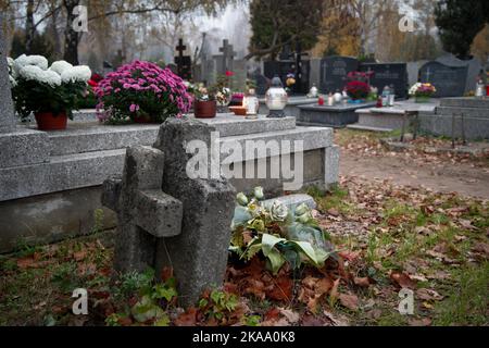 Warschau, Polen. 01.. November 2022. Am 01. November 2022 werden Besucher am Allerheiligen-Tag auf dem Brodno-Friedhof in Warschau, Polen, gesehen. (Foto von Jaap Arriens/Sipa USA) Quelle: SIPA USA/Alamy Live News Stockfoto