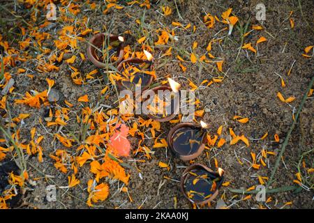 Santiniketan, Indien. 31. Oktober 2022. Chhath puja ist dem sonnengott Surya gewidmet. Das Festival heißt 'Chhath', weil es die Zahl 6 in Hindi oder Nepali bedeutet. Das Fest wird am 6.. Tag des Monats des Hindu-Monats Karthika gefeiert. Chhath Puja ist eines der größten Festivals Indiens. Dieses Fest wird in den meisten Teilen von Bihar, Uttar Pradesh und auch in einigen Teilen von Bengalen gefeiert. West Bengal, Indien am 31. Oktober 2022 (Foto: Samiran Nandy/Pacific Press/Sipa USA) Quelle: SIPA USA/Alamy Live News Stockfoto