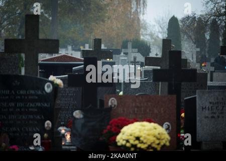 Warschau, Polen. 01.. November 2022. Am 01. November 2022 werden Besucher am Allerheiligen-Tag auf dem Brodno-Friedhof in Warschau, Polen, gesehen. (Foto von Jaap Arriens/Sipa USA) Quelle: SIPA USA/Alamy Live News Stockfoto