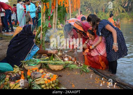 Santiniketan, Indien. 31. Oktober 2022. Chhath puja ist dem sonnengott Surya gewidmet. Das Festival heißt 'Chhath', weil es die Zahl 6 in Hindi oder Nepali bedeutet. Das Fest wird am 6.. Tag des Monats des Hindu-Monats Karthika gefeiert. Chhath Puja ist eines der größten Festivals Indiens. Dieses Fest wird in den meisten Teilen von Bihar, Uttar Pradesh und auch in einigen Teilen von Bengalen gefeiert. West Bengal, Indien am 31. Oktober 2022 (Foto: Samiran Nandy/Pacific Press/Sipa USA) Quelle: SIPA USA/Alamy Live News Stockfoto