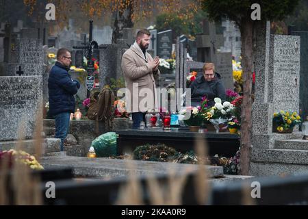 Warschau, Polen. 01.. November 2022. Am 01. November 2022 werden Besucher am Allerheiligen-Tag auf dem Brodno-Friedhof in Warschau, Polen, gesehen. (Foto von Jaap Arriens/Sipa USA) Quelle: SIPA USA/Alamy Live News Stockfoto