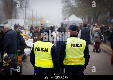 Warschau, Polen. 01.. November 2022. Am 01. November 2022 wird in der Nähe des Eingangs zum Friedhof Brodno in Warschau, Polen, Polizei gesehen. (Foto von Jaap Arriens/Sipa USA) Quelle: SIPA USA/Alamy Live News Stockfoto