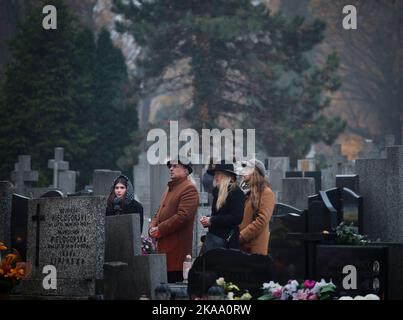 Warschau, Polen. 01.. November 2022. Am 01. November 2022 werden Besucher am Allerheiligen-Tag auf dem Brodno-Friedhof in Warschau, Polen, gesehen. (Foto von Jaap Arriens/Sipa USA) Quelle: SIPA USA/Alamy Live News Stockfoto