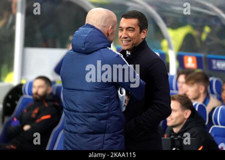 Rangers-Manager Giovanni van Bronckhorst (rechts) und Ajax-Cheftrainer Alfred Schreuder vor dem Spiel der UEFA Champions League Group A im Ibrox Stadium, Glasgow. Bilddatum: Dienstag, 1. November 2022. Stockfoto