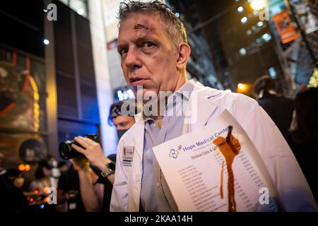 Hongkong, China. 29. Oktober 2022. Ein Mann, der während der Feier als Arzt mit Requisiten von Covid-19-Testrechnungen in Lan Kwai Fong verkleidet war. Trotz der Politik der sozialen Distanz und des obligatorischen Maskengesetzes, das in der Stadt nach der Null-Covid-19-Politik in China immer noch wirksam ist, feiern Menschen in verschiedenen Kostümen Halloween. (Bild: © Alex Chan Tsz Yuk/SOPA Images via ZUMA Press Wire) Stockfoto