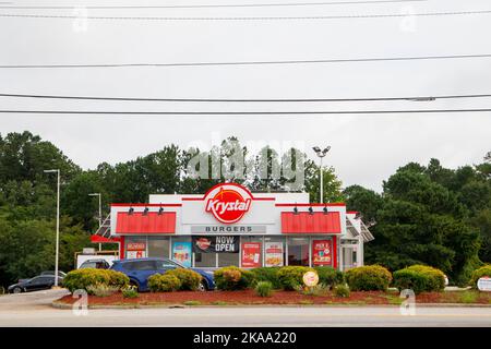 Augusta, GA USA - 07 19 21: Krystal Burgers Fast-Food-Restaurant mit Blick auf die Straße Stockfoto