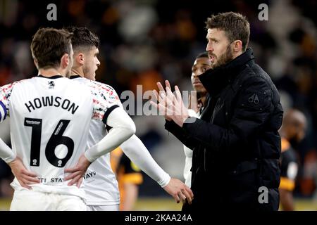 Middlesbrough-Manager Michael Carrick spricht während des Sky Bet Championship-Spiels im MKM Stadium, Kingston upon Hull, mit seinen Spielern auf der Touchline. Bilddatum: Dienstag, 1. November 2022. Stockfoto