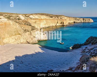 Eine schöne Aussicht auf den Strand von Tsigrado auf der Insel Milos, Griechenland Stockfoto