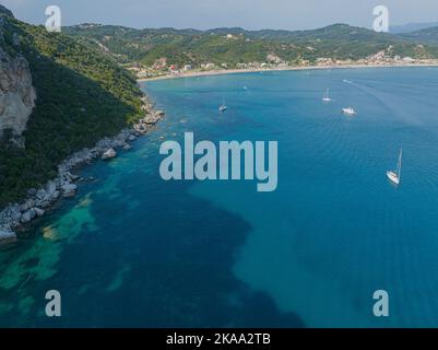 Luftaufnahme des Strandes von Agios Georgios und der Küste, die zum Strand von Porto Timoni, Insel Korfu, Griechenland führt Stockfoto