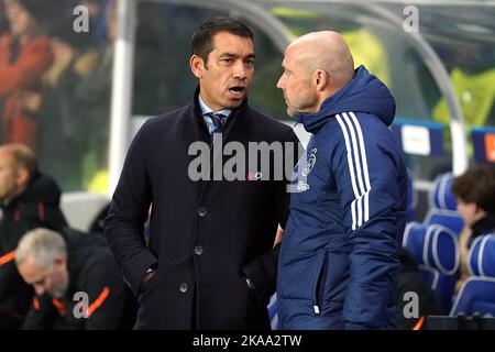 Rangers-Manager Giovanni van Bronckhorst (links) und Ajax-Cheftrainer Alfred Schreuder vor dem Spiel der UEFA Champions League Group A im Ibrox Stadium, Glasgow. Bilddatum: Dienstag, 1. November 2022. Stockfoto