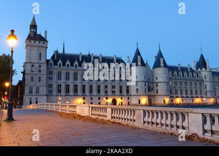 Blick auf die Conciergerie, ein ehemaliges Gerichtsgebäude und Gefängnis in Paris, Frankreich. Stockfoto