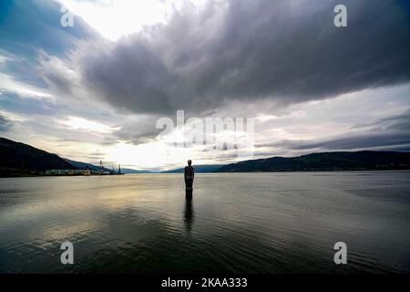 Sonnenuntergang auf dem See Anthony Gormleys skulptur Havmannen Ranafjorden i Mo i Rana Norwegen Stockfoto