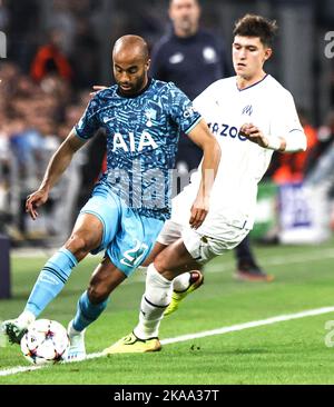 Lucas Moura von Tottenham Hotspur (links) und Leonardo Balerdi von Marseille kämpfen während des UEFA Champions League-Spiel der Gruppe D auf dem Orange Velodrome in Marseille, Frankreich, um den Ball. Bilddatum: Dienstag, 1. November 2022. Stockfoto