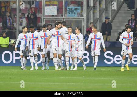 Pilsen, Tschechische Republik. 01.. November 2022. Marcos Alonso (17, Barcelona) feiert das erste Tor mit Teamkollegen während der UEFA Champions League, der letzten 6. Runde, Gruppe C, Spiel FC Viktoria Pilsen gegen FC Barcelona, am 1. November 2022 in Pilsen, Tschechische Republik. Kredit: Miroslav Chaloupka/CTK Foto/Alamy Live Nachrichten Stockfoto