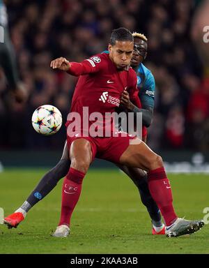 Liverpools Virgil van Dijk und Napolis Victor Osimhen (rechts) kämpfen während des Spiels der UEFA Champions League Group A in Anfield, Liverpool, um den Ball. Bilddatum: Dienstag, 1. November 2022. Stockfoto