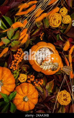 Thanksgiving vertikal Herbst festliche Tabelle Hintergrund mit Kürbis Draufsicht Äste von Sanddornbeeren ein Kürbis-förmigen Topf mit Biskuitkuchen. Stockfoto