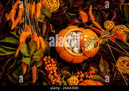 Thanksgiving horizontal Herbst festliche Tabelle Hintergrund mit Kürbis Draufsicht Äste von Sanddornbeeren ein Kürbis-förmigen Topf mit Biskuitkuchen. Stockfoto