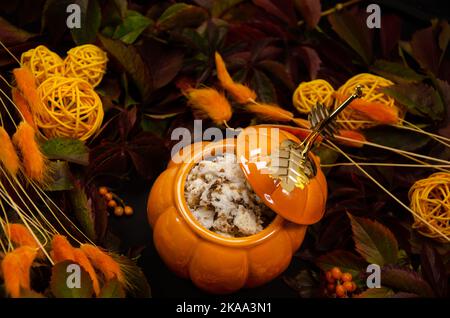 Thanksgiving horizontal Herbst festliche Tabelle Hintergrund mit Kürbis Draufsicht Äste von Sanddornbeeren ein Kürbis-förmigen Topf mit Biskuitkuchen. Stockfoto