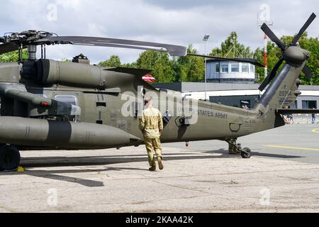 Liepaja, Lettland - 7. August 2022: MILITÄRHUBSCHRAUBER DER US-Armee Sikorsky UH-60 Black Hawk nach der Landung auf dem Flughafen, Seitenansicht Stockfoto