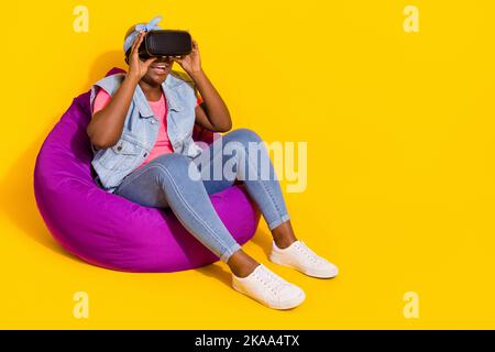 Foto von Jugend Dame verwenden Tech-Brille Gerät Uhr leeren Raum tragen vintage Jeans Weste isoliert Glanz Farbe Hintergrund Stockfoto