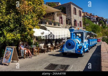 Der kleine Dorfzug, der Urlauber zwischen Molyvos und Petri auf der griechischen Insel Lesvos Griechenland bringt, hier in Molyvos zu sehen Stockfoto